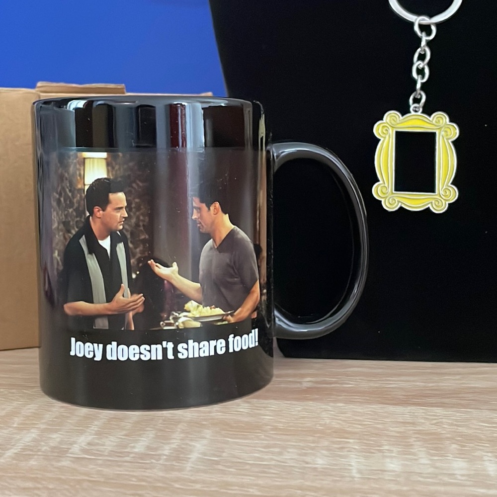 New Mug & Keychain Set 🌃 F•R•I•E•N•D•S 📺